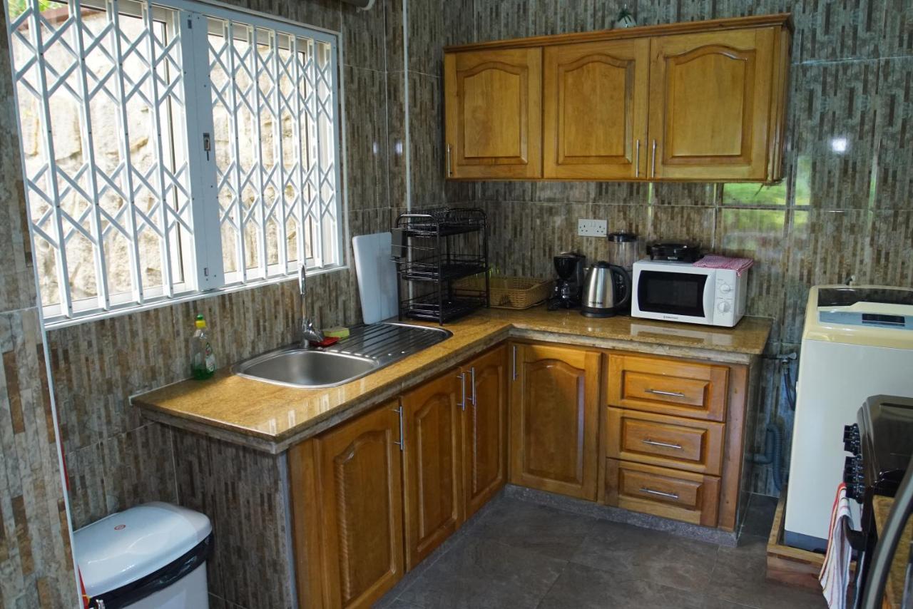 Zeph Self Catering Leilighet Baie Lazare  Eksteriør bilde
